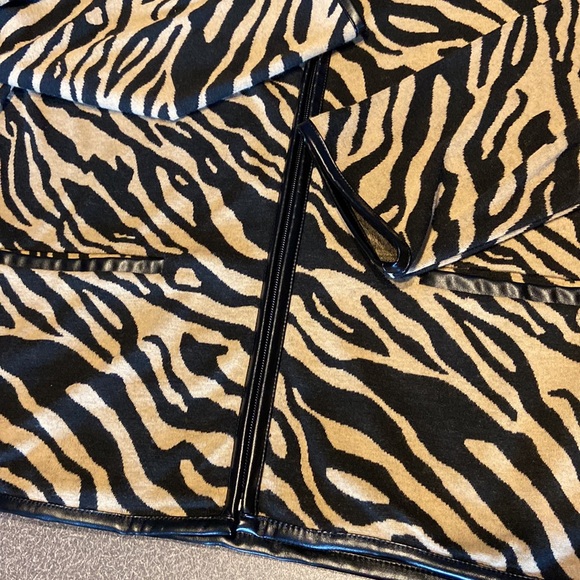 Womens matching zebra skirt and jacket; Size med - Picture 6 of 8